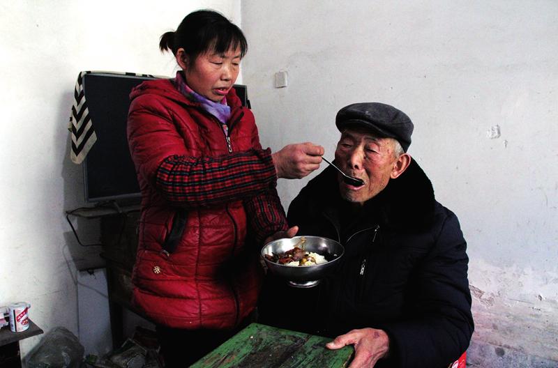 久病床前有孝女 照顾病瘫父亲23年感动乡邻