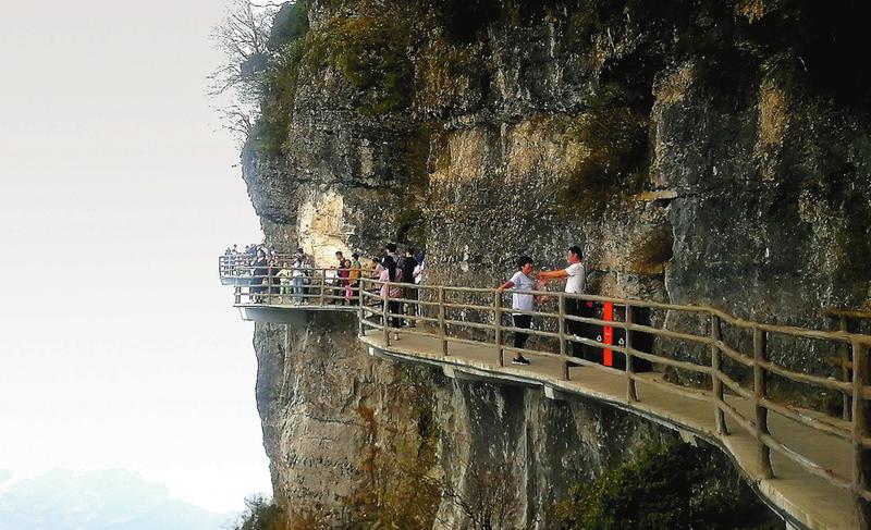 5月4日,南郑区龙头山景区游人如织,游客在景区的悬空栈道上观赏美景