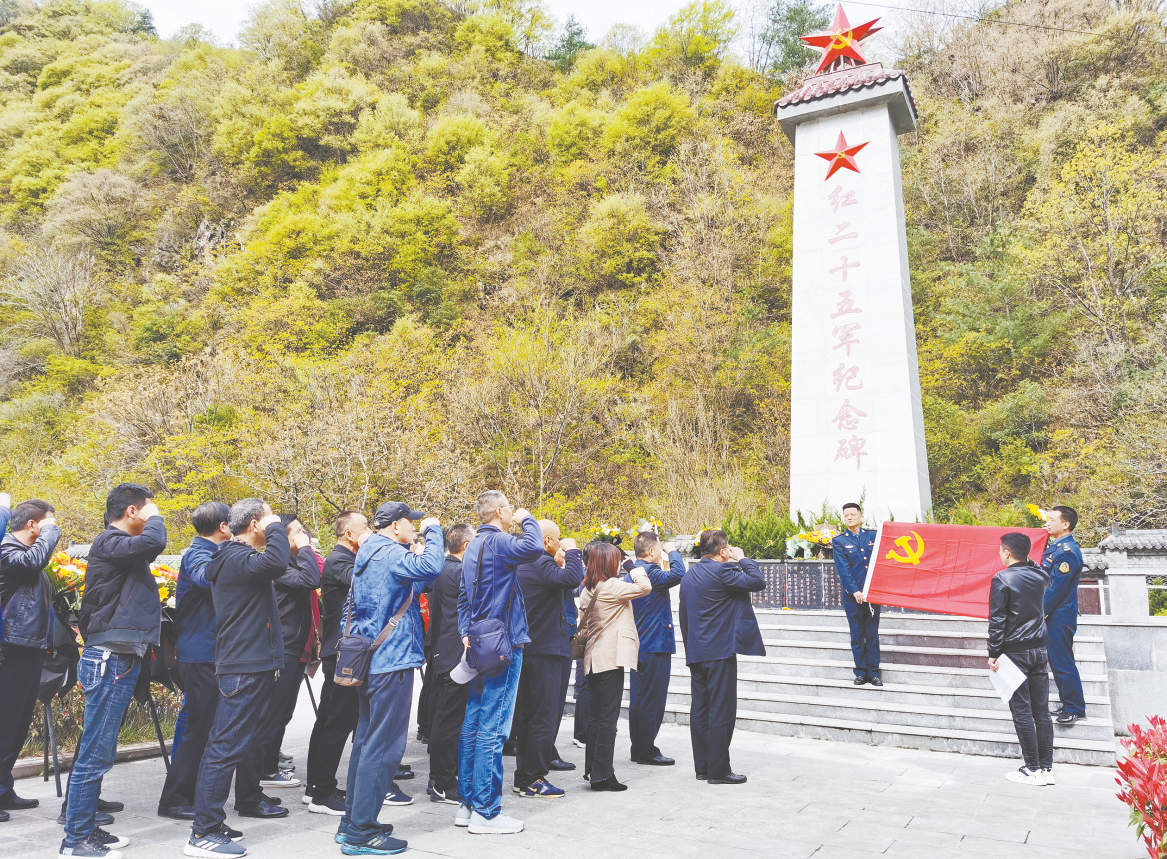 4月7日,汉台公路管理段党支部开展"追寻先辈足迹,传承红色基因"主题